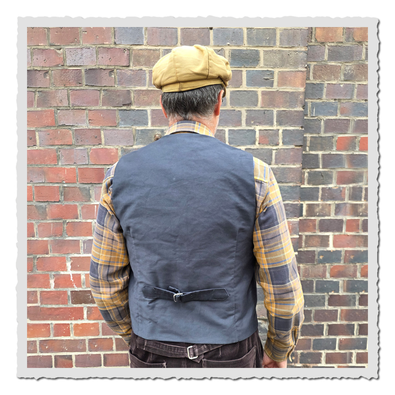 Rückenansicht Retronia Weste Erwin anthrazit – Workwear-Weste im Retro-Stil